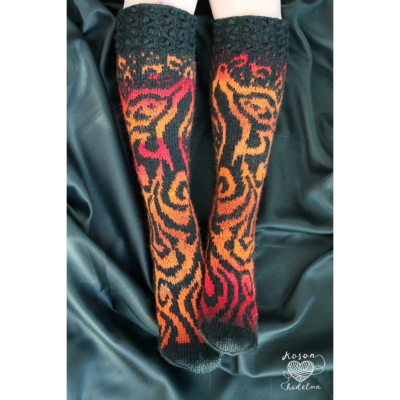 Tulikettu kirjoneulesukat ohje, FIN