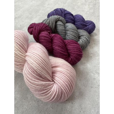 Heini Perälä KAL 2026 - lankapaketti #1 (vaaleanpunainen ja kaverit)