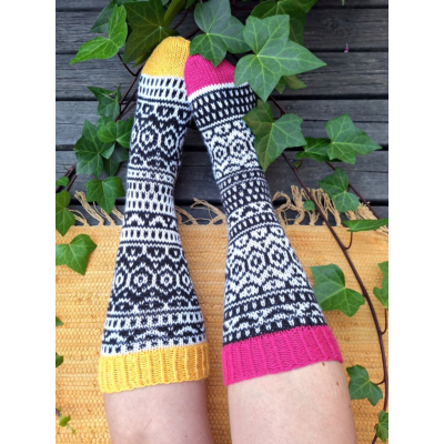 Yö Kytäjällä -sukat ohje, FIN