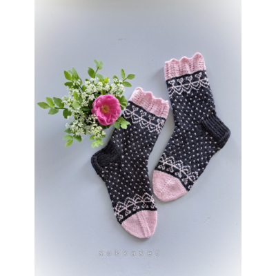 Sydänmailla-sukat ohje, FIN